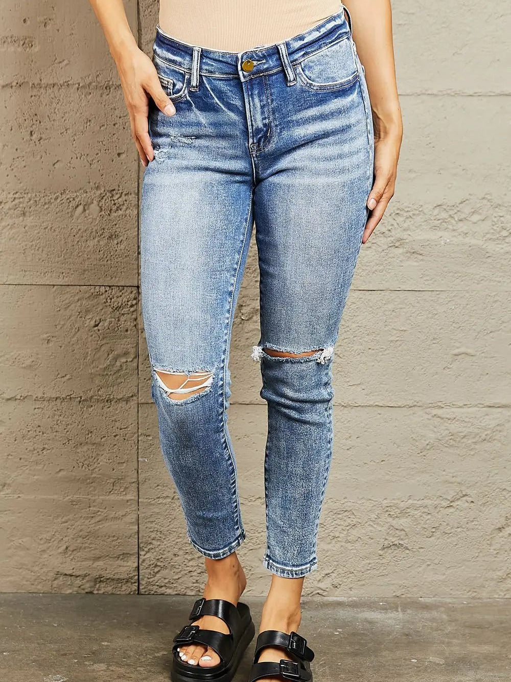 DISTRESSED SKINNY MID RISE JEANS - MeadeuxDISTRESSED SKINNY MID RISE JEANSJeansMeadeux