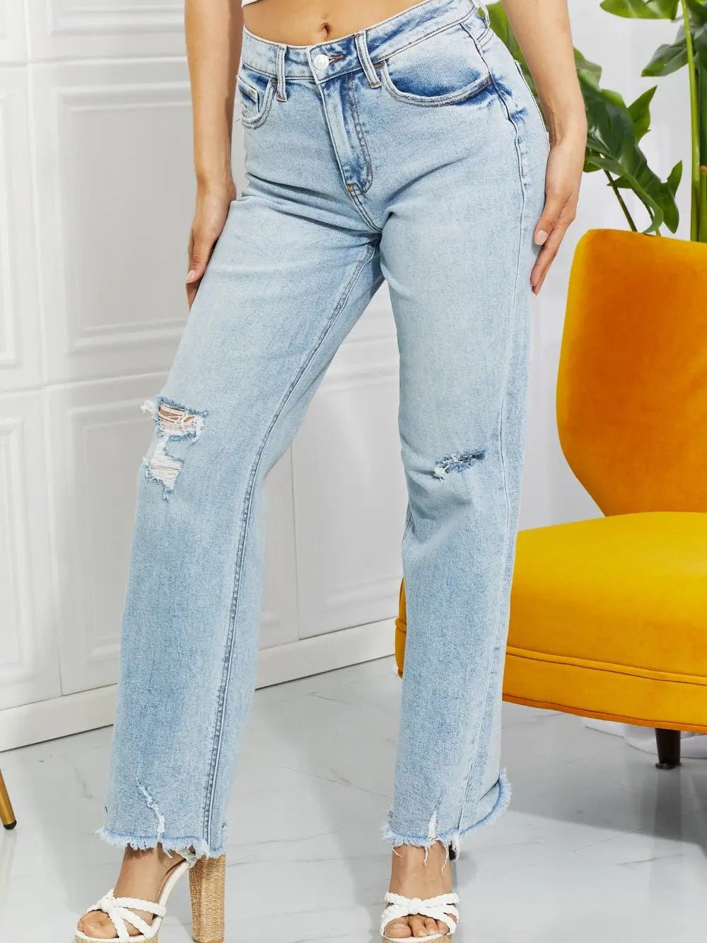 LIGHT WASH HIGH WAISTED CROPPED JEANS - MeadeuxLIGHT WASH HIGH WAISTED CROPPED JEANSJeansMeadeux