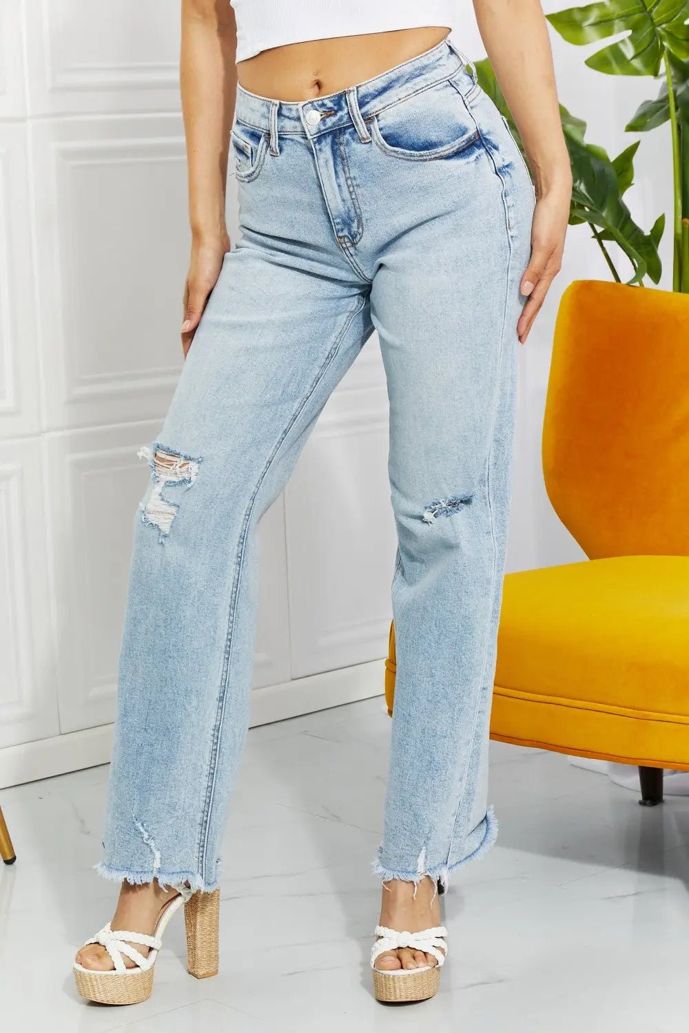 LIGHT WASH HIGH WAISTED CROPPED JEANS - MeadeuxLIGHT WASH HIGH WAISTED CROPPED JEANSJeansMeadeux